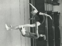 Akrobatyka - dwie dziewczynki w czasie ćwiczeń